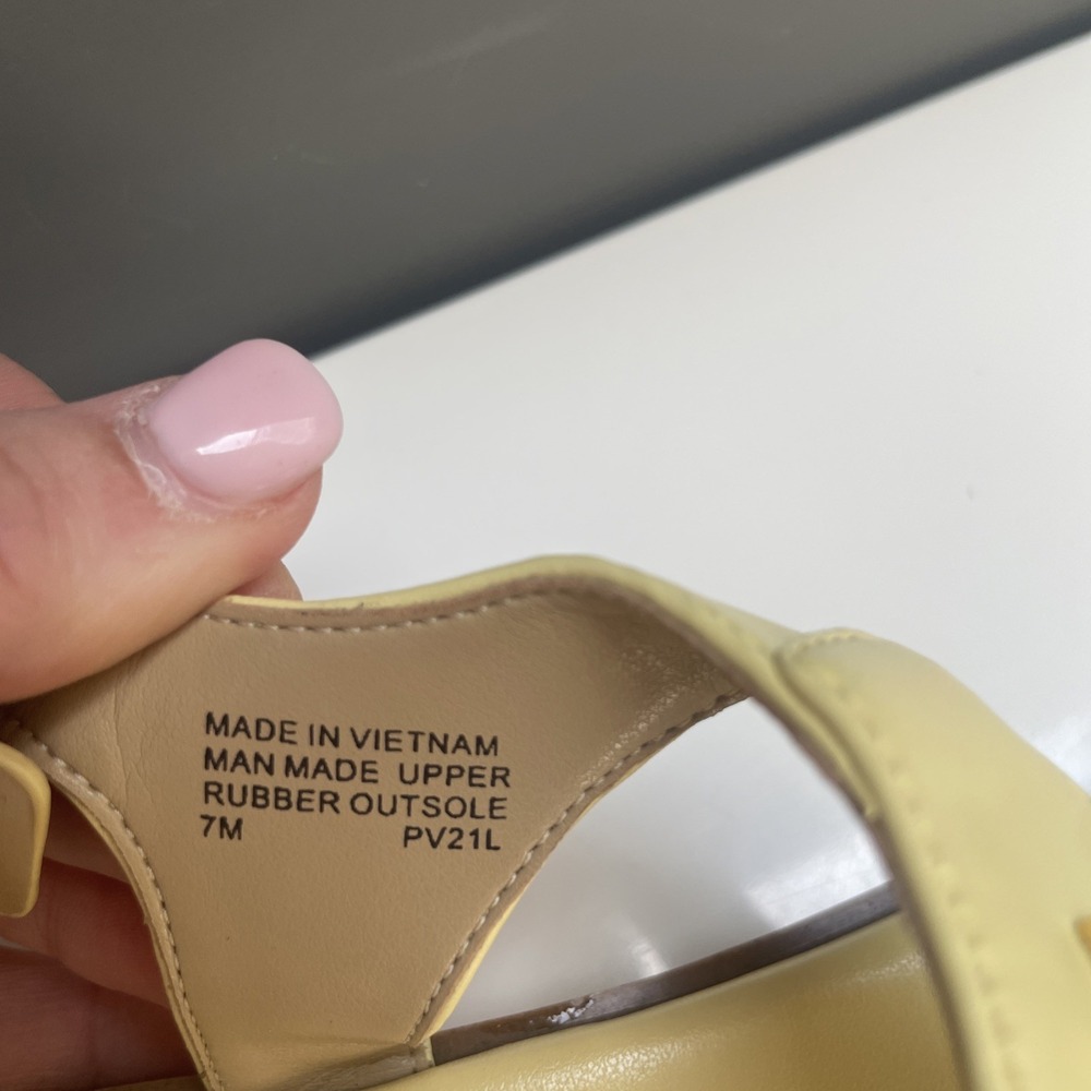 MICHAEL KORS JILLY FLAT SANDAL LT YELLOW SZ 7 NO BOX EUC WORN ONCE - Picture 7 of 9